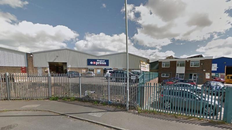 Class E Warehouse With Parking To Let