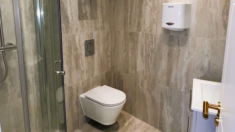 84 Kingsway London WC2B 6AE  3rd floor shower and wc.JPEG