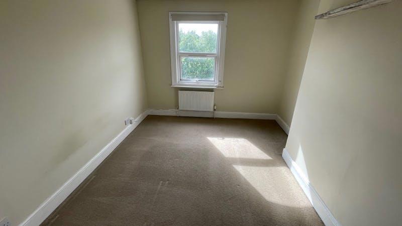 First Floor Flat - 1a Pitcroft Avenue