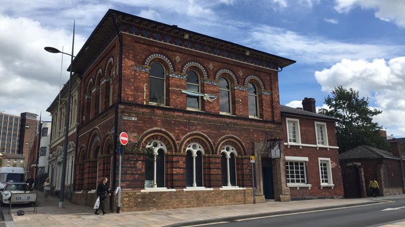 Bar/Restaurant In Prominent Location