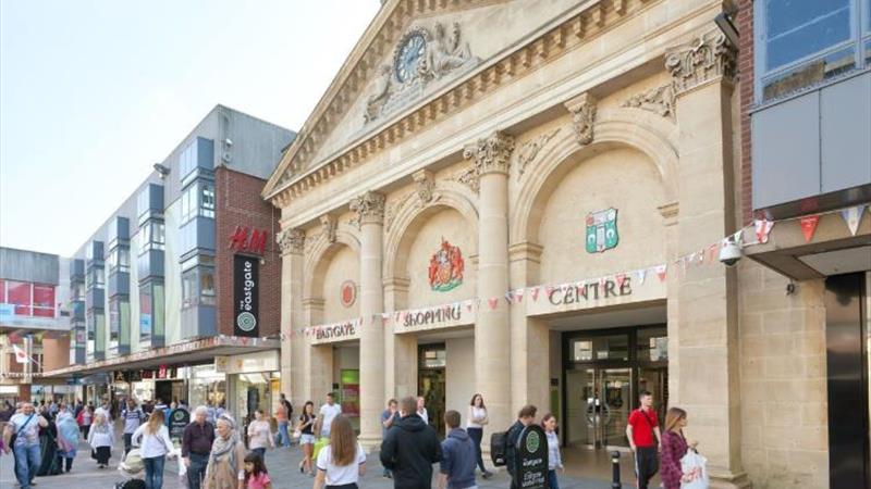 Various Retail Units in Shopping Centre