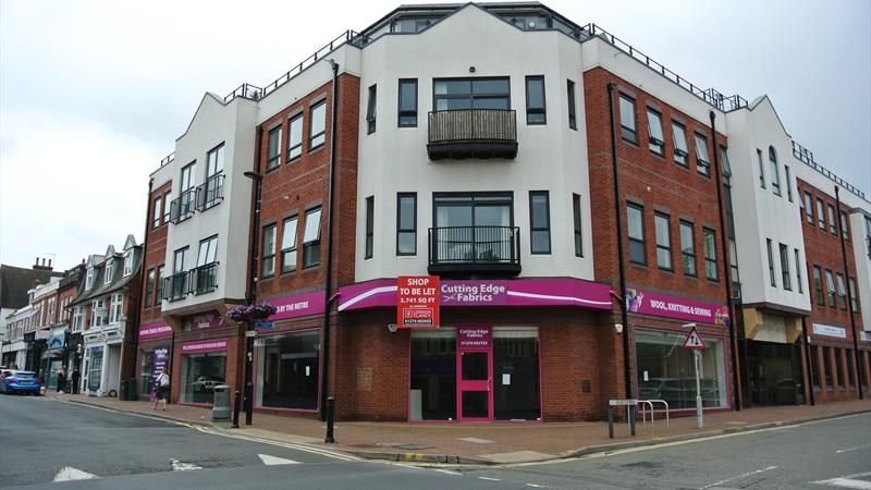 Shop to Let in Camberley