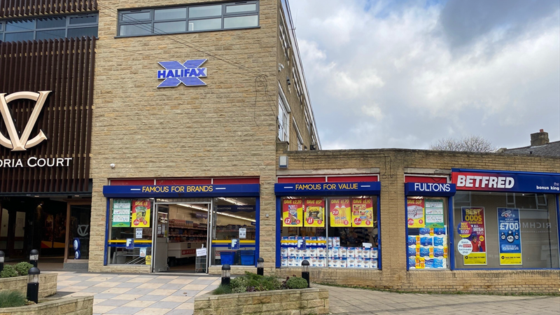 Retail Unit To Let in Cleckheaton