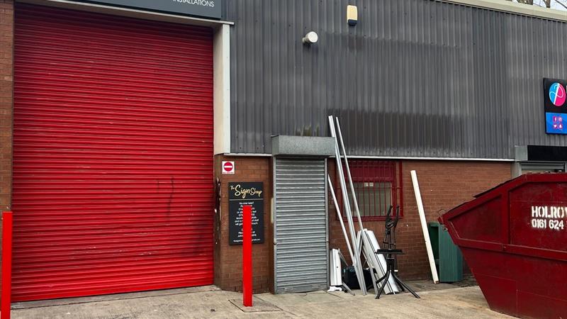 Warehouse To Let in Oldham