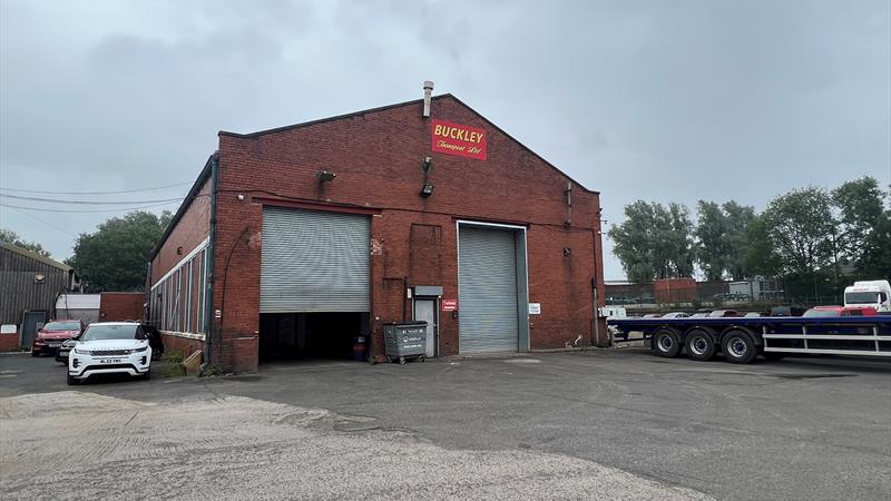 Warehouse / Garage To Let on Oldham