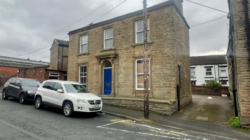 Office / Commercial Premises To Let in Heckmondwike