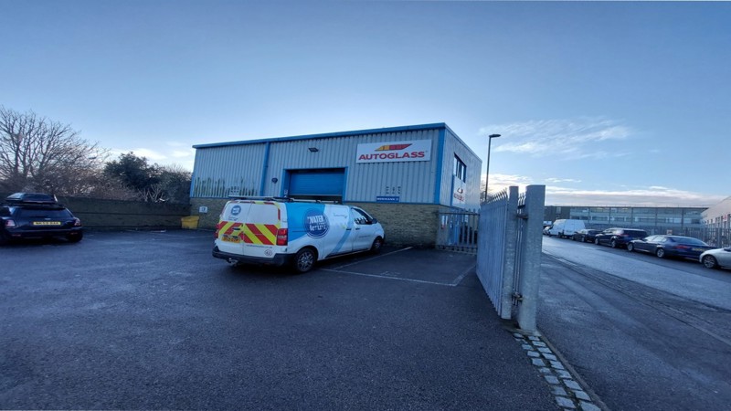 Warehouse With Parking To let 