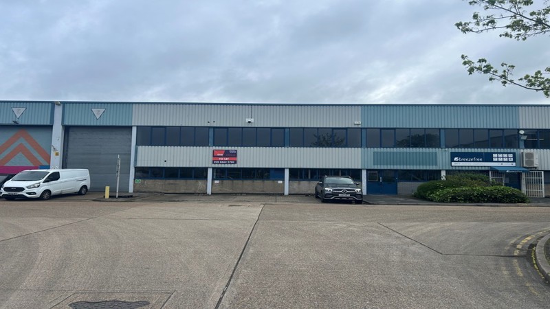 Warehouse With Parking To Let / May Sell