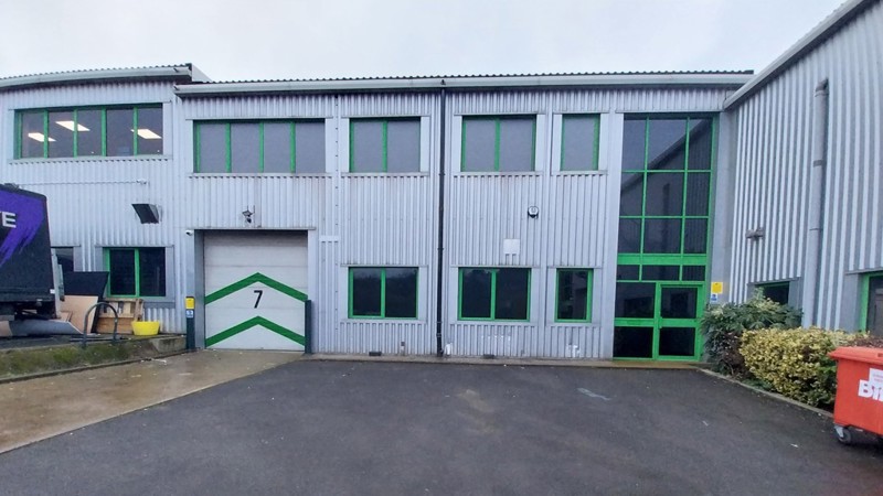 Warehouse With Parking To Let