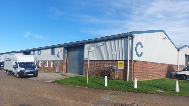 Warehouse With Parking To let 