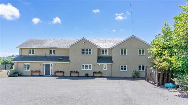 Substantial 9-Bedroom Detached Holiday Let