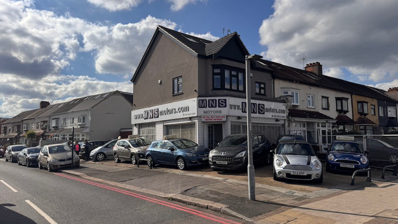 Car Sales Showroom To Let in Prominent Position