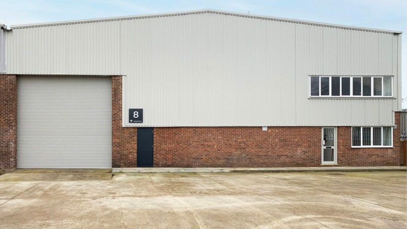 Industrial Units With Yard & Parking To Let