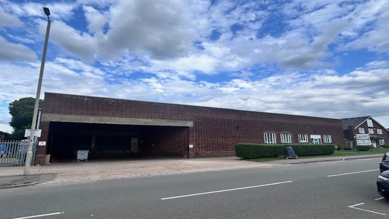 Warehouse With Offices To Let / May Sell