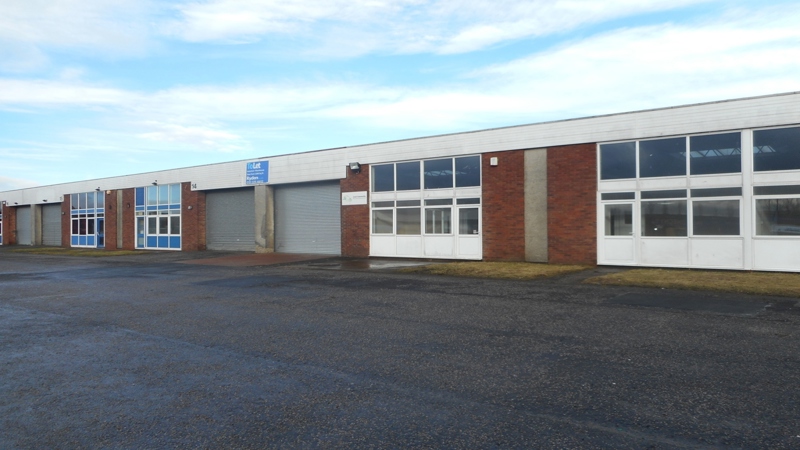 Warehouse With Ample Parking 