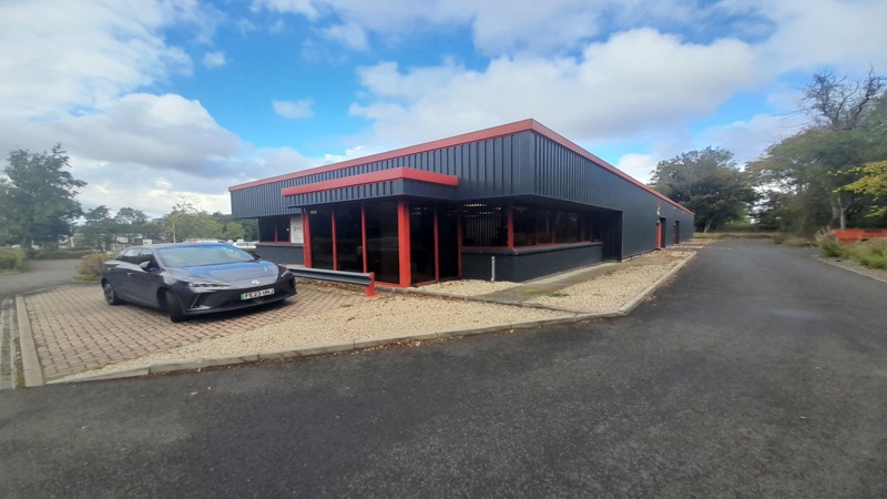 Warehouse With Offices To Let