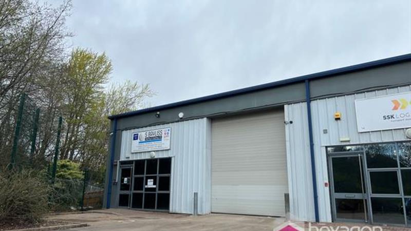 Warehouse With Ample Parking 